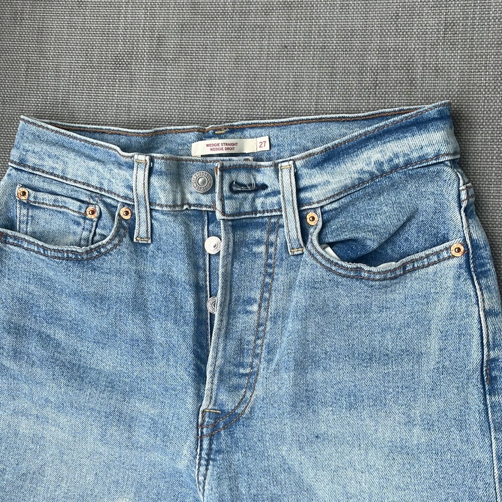 Levi’s Wedgie Straight Light Wash Distressed - Picture 4 of 5